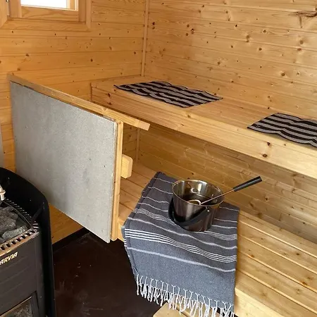 Saunallinen Minitalo Keskella Ulkoilukylaa Casa de Férias